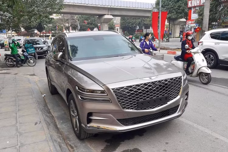 Genesis GV80 2021 bat ngo lan banh tren duong pho Ha Noi