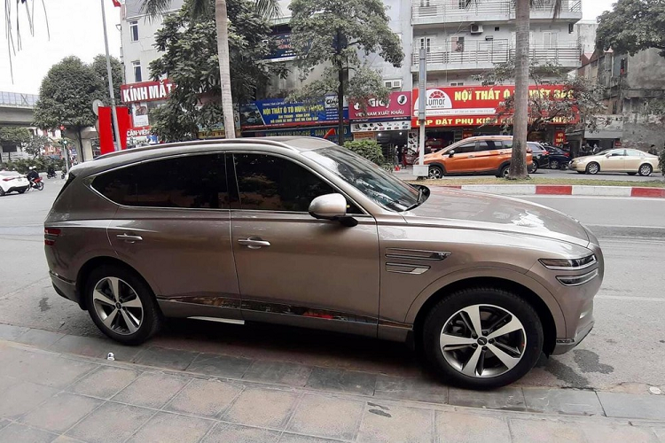 Theo đó, chiếc Genesis GV80 tại Việt Nam này có thiết kế ngoại thất bao gồm la-zăng và ống xả giống với lô xe tại cảng nhưng lại có màu sơn vàng cát khác biệt. Hiện vẫn không rõ mẫu Genesis GV80 này có phải được nhập về cùng lô xe trên hay không.