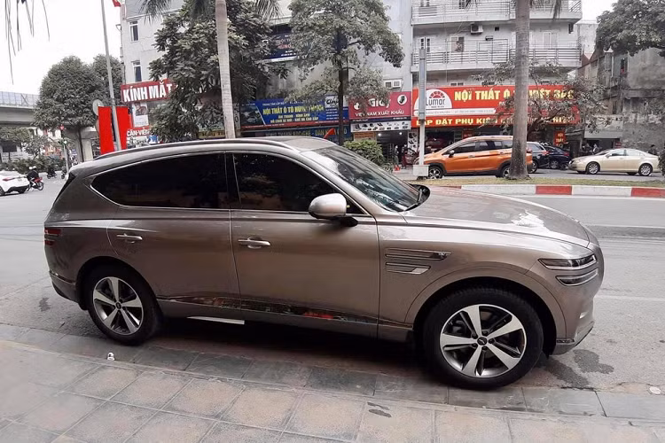 Theo đó, chiếc Genesis GV80 tại Việt Nam này có thiết kế ngoại thất bao gồm la-zăng và ống xả giống với lô xe tại cảng nhưng lại có màu sơn vàng cát khác biệt. Hiện vẫn không rõ mẫu Genesis GV80 này có phải được nhập về cùng lô xe trên hay không.