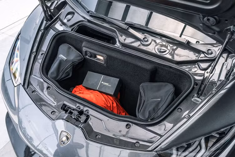 Được biết, gói độ Aero-body Kit chính hãng của hãng xe Ý có tổng trị giá hơn 500 triệu đồng tại thị trường nước ngoài với điểm nhấn là xe có cản va trước mới va được bổ sung thêm cánh lướt gió hầm hố, bên hông xe có nẹp sườn và cuối cùng là cánh gió đuôi mới.