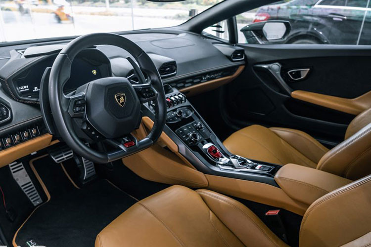 Cách đây 18 tháng, chiếc siêu xe Lamborghini Huracan LP610-4 này từng được chào bán với mức giá 12,5 tỷ đồng và sau đó đã nhanh chóng tìm thấy chủ nhân. Điểm ấn tượng ngoại hình xe là bộ body kit độ chính hãng do hãng xe Lamborghini phát triển.