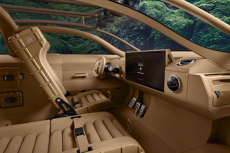 Trong khi đó, mặt táp lô có sự hiện diện của cụm đồng hồ kỹ thuật số được gắn ở trung tâm, và các núm điều khiển bằng kim loại phong cách hoài cổ. Các ngăn chứa trang bị ngoài trời có thể được tìm thấy ở nhiều vị trí khác nhau xung quanh cabin, như chiếc rìu mang nhãn hiệu Maybach được tích hợp trên ốp cửa.