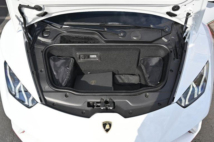 Tất nhiên, điểm thay đổi đáng chú ý nhất của siêu xe Lamborghini Huracan EVO bản dẫn động cầu sau so với những chiếc dẫn động 4 bánh còn đến từ khối động cơ V10, hút khí tự nhiên, dung tích 5.2 lít được thay đổi công suất.