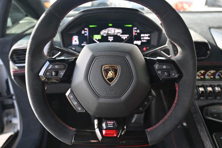 Trải nghiệm bên trong khoang lái của siêu xe Lamborghini Huracan EVO RWD không có gì thay đổi so với Huracan EVO với màn hình cảm ứng trung tâm kích thước 8,4 inch, vô lăng có nút điều chỉnh chế độ lái hay bảng đồng hồ cá tính.