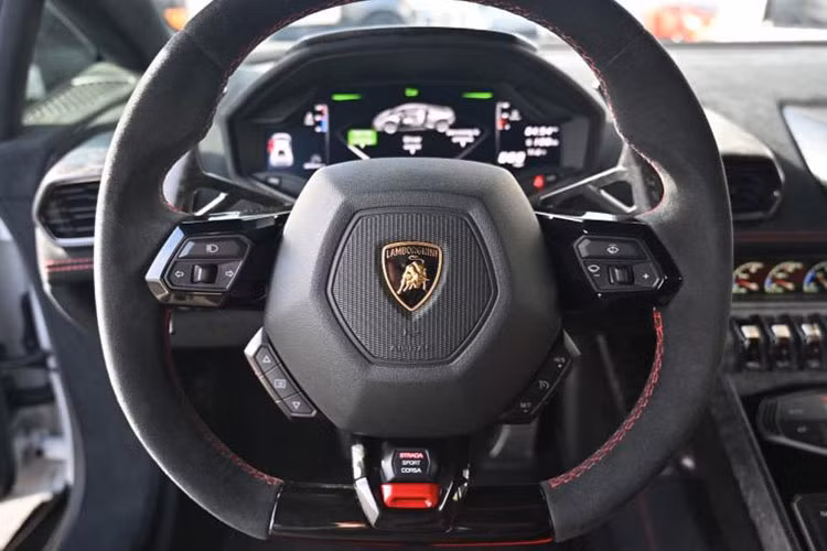 Trải nghiệm bên trong khoang lái của siêu xe Lamborghini Huracan EVO RWD không có gì thay đổi so với Huracan EVO với màn hình cảm ứng trung tâm kích thước 8,4 inch, vô lăng có nút điều chỉnh chế độ lái hay bảng đồng hồ cá tính.