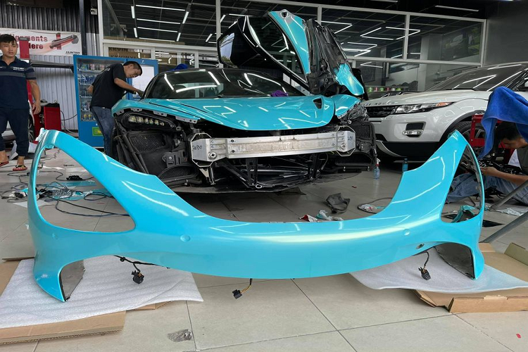 Đầu tiên, toàn bộ "dàn áo" ngoài của bản độ McLaren 720S Launch Edition này đã được thay mới sang tông màu xanh dương với độ bóng rất cao, thay cho màu trắng/đen nguyên bản.