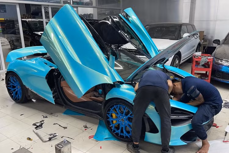 Sau đó, mâm xe được nâng cấp lên hiệu Brixton Forged, thiết kế đa chấu, mã PF10 và có cùng màu sơn với màu thân xe. Đi kèm với đó là bộ cùm phanh màu vàng nổi bật và bộ lốp hàng hiệu Michelin Pilot Sport 4S.