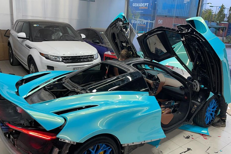 Kết hợp với điều đó, chiếc McLaren 720S này còn được độ thêm phần ống xả và có thể dễ dàng "khạc lửa" nếu chủ nhân muốn.