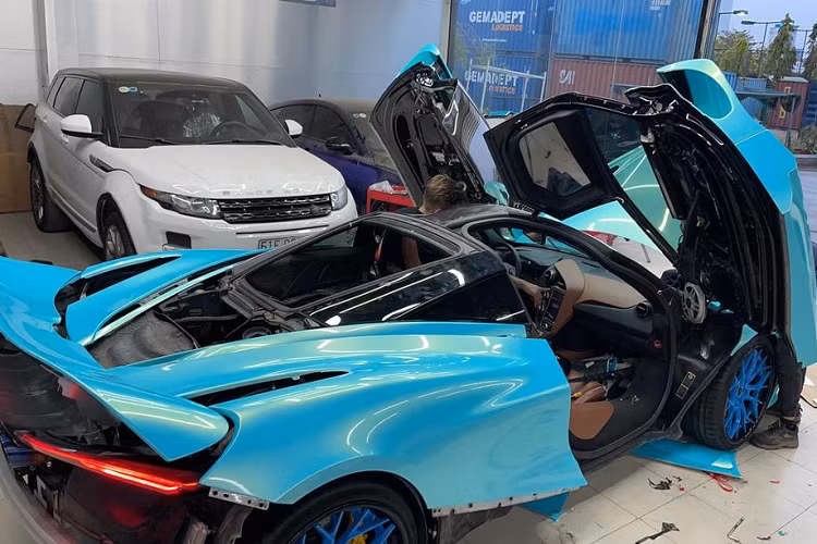 Kết hợp với điều đó, chiếc McLaren 720S này còn được độ thêm phần ống xả và có thể dễ dàng "khạc lửa" nếu chủ nhân muốn.