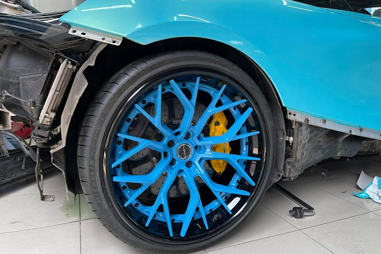 Theo thông tin đăng tải trên mạng, chỉ riêng bộ vành (4 chiếc) mang nhãn hiệu Brixton Forged dành cho chiếc McLaren 720S này đã có giá tới 10.000 USD (khoảng 230 triệu đồng) và chưa bao gồm chi phí vận chuyển.