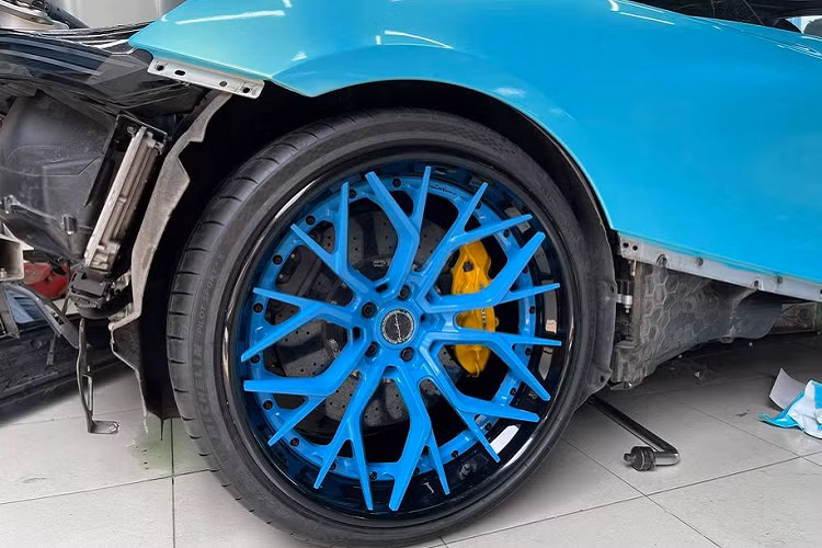 Theo thông tin đăng tải trên mạng, chỉ riêng bộ vành (4 chiếc) mang nhãn hiệu Brixton Forged dành cho chiếc McLaren 720S này đã có giá tới 10.000 USD (khoảng 230 triệu đồng) và chưa bao gồm chi phí vận chuyển.