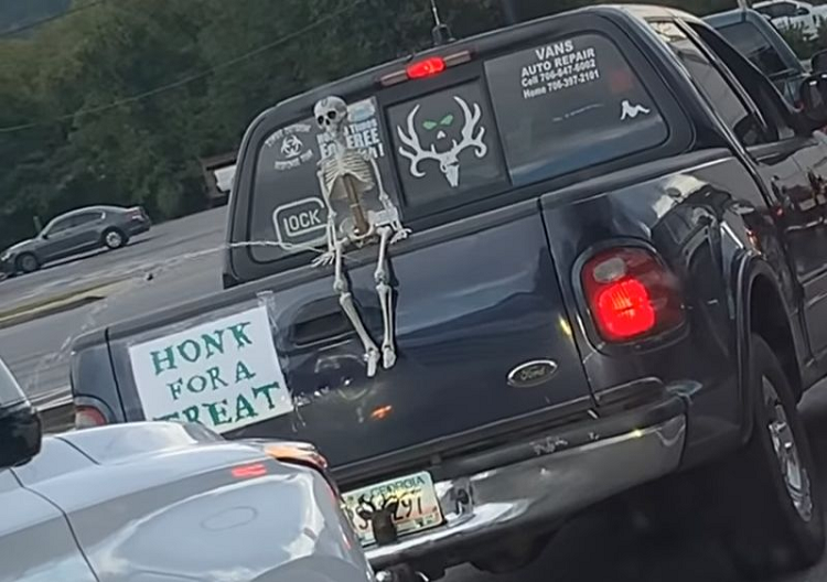 “Hu hon” voi man chao mung Halloween cua chu xe ban tai Ford F-150