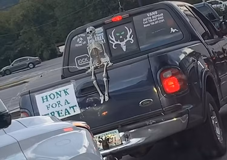 “Hu hon” voi man chao mung Halloween cua chu xe ban tai Ford F-150