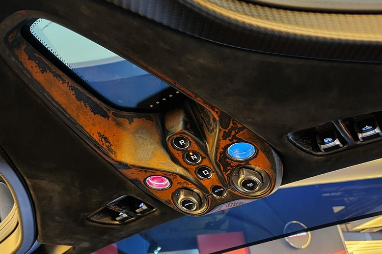 Không những vậy, bên trong khoang cabin của cực phẩm McLaren Speedtail tại đại lý Al Ain Class Motors, màu cam cũng là tông màu chủ đạo xuất hiện trên ghế và các bộ phận như vô-lăng hay ốp bảng điều khiển...