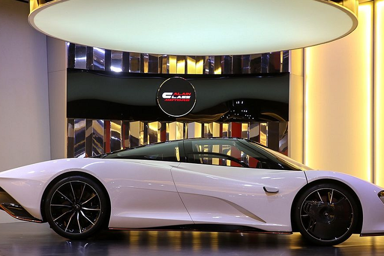 Sức mạnh này kết hợp với mô-tơ điện có công suất 308 mã lực và 347 Nm mô-men xoắn, sản sinh ra tổng công suất lên tới 1.035 mã lực và 1.149 Nm mô-men xoắn.