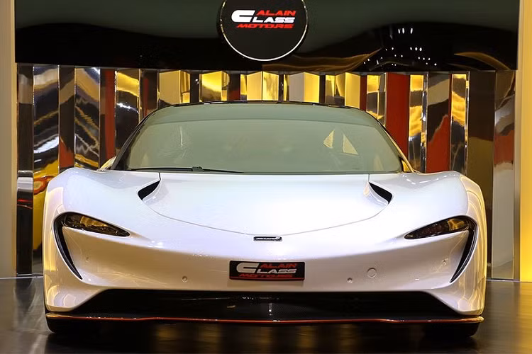 Từ đó, McLaren Speedtail có thể dễ dàng tăng tốc từ 0 - 300 km/h chỉ trong 12,8 giây, nhanh hơn 0,3 giây so với Bugatti Chiron (1.479 mã lực) cùng vận tốc tối đa 402 km/h.