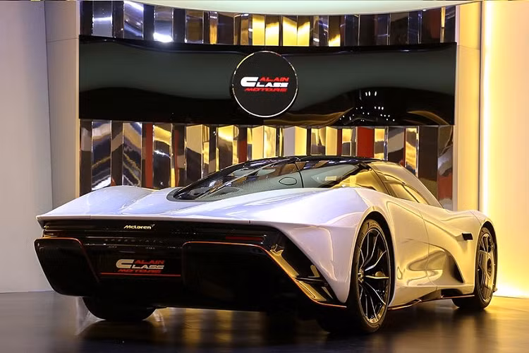 Bên cạnh cấu tạo ấn tượng, McLaren Speedtail còn là siêu xe nhanh nhất của thương hiệu nước Anh với trang bị hệ truyền động hybrid. Với động cơ đốt trong, xe được trang bị động cơ xăng V8 tăng áp kép 4.0L, sản sinh công suất 746 mã lực và 799 Nm mô-men xoắn.