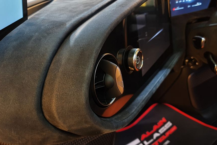 Cực phẩm McLaren Speedtail mới có mặt tại đại lý Al Ain Class Motors là 1/106 chiếc Speedtail được sản xuất trên toàn thế giới. Chiếc xe này được tuỳ chọn nước sơn ngoại thất màu trắng, điểm xuyết đường kẻ trang trí màu cam và rất nhiều khu vực ốp sợi carbon.