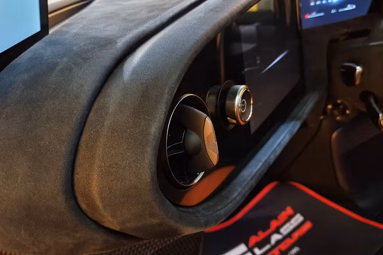 Cực phẩm McLaren Speedtail mới có mặt tại đại lý Al Ain Class Motors là 1/106 chiếc Speedtail được sản xuất trên toàn thế giới. Chiếc xe này được tuỳ chọn nước sơn ngoại thất màu trắng, điểm xuyết đường kẻ trang trí màu cam và rất nhiều khu vực ốp sợi carbon.