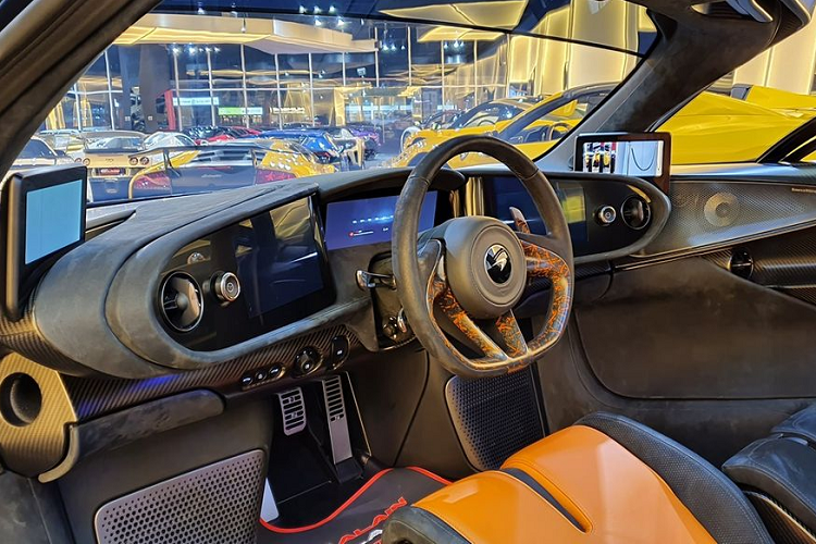 Toàn bộ phần gương chiếu hậu hai bên xe được thay thế bằng camera và hiển thị tới người lái thông qua bộ đôi màn hình trong khoang cabin. Đây cũng chính là điểm tạo nên sự độc đáo về cấu tạo cho McLaren Speedtail.