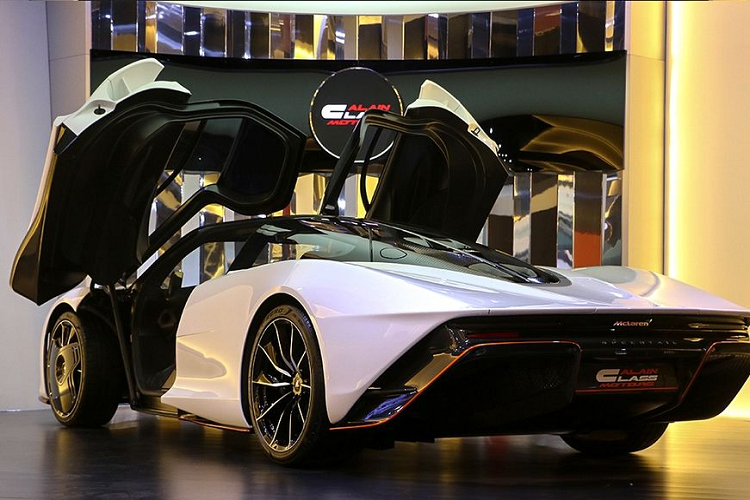 Về cấu tạo, mẫu xe này có thiết kế chỉ 3 chỗ ngồi theo cấu hình 1-1-1. Trong đó, người lái sẽ ngồi ở vị trí trung tâm chiếc xe và hai ghế phụ bên cạnh được đặt lệch xuống phía dưới.