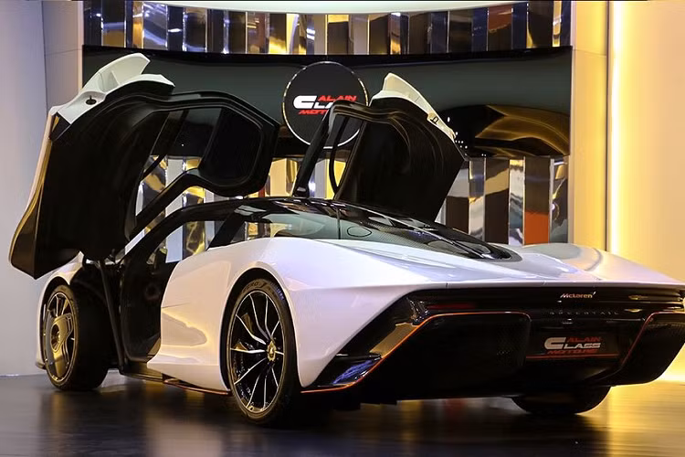 Về cấu tạo, mẫu xe này có thiết kế chỉ 3 chỗ ngồi theo cấu hình 1-1-1. Trong đó, người lái sẽ ngồi ở vị trí trung tâm chiếc xe và hai ghế phụ bên cạnh được đặt lệch xuống phía dưới.