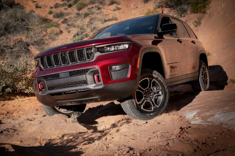 Phiên bản Grand Cherokee Summit 2022 có giá từ 57.365 USD (khoảng 1,30 tỷ đồng). Xe sẽ có đèn sương mù LED độc đáo, các điểm nhấn bằng platinum và mâm xe nhôm phay bóng 20 inch. Nội thất gồm ghế bọc da Nappa chần bông, trang trí bằng gỗ Sồi và thảm trải sàn Berber. Ghế trước chỉnh điện 16 hướng có sưởi, thông gió và massage.