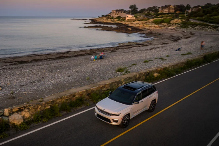 Cuối cùng, phiên bản Grand Cherokee Summit Reverse 2022 cao cấp nhất giá từ 63.365 USD (khoảng 1,43 tỷ đồng). Một mẫu xe hạng sang với ghế bọc da Palermo chần bông với hệ thống sưởi và thông gió cho hàng ghế đầu tiên và thứ hai cũng như chức năng mát-xa cho hàng ghế trước. Nội thất trang trí bằng gỗ óc chó phủ sáp, trần xe da lộn và hệ thống âm thanh cao cấp McIntosh 19 loa. Tất nhiên là bộ mâm 21 inch.