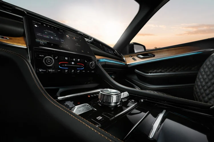 Mặc dù vậy, cabin xe vẫn khá sang trọng với ghế bọc da Capri có sưởi với các điểm nhấn bằng da lộn. Người mua cũng sẽ tìm thấy hệ thống âm thanh Alpine 9 loa. Grand Cherokee Trailhawk 2022 đi kèm hệ thống Quadra-Drive II 4 × 4 với hộp số phụ 2 cấp, vi sai cầu sau hạn chế trượt điện tử, tỷ lệ phân bổ lúc khi “bò” địa hình 44: 1, thanh lắc có thể ngắt và hệ thống treo khí nén Quadra-Lift với giảm chấn bán chủ động.