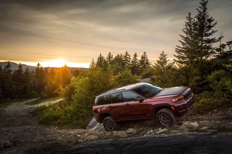 Người mua cũng sẽ tìm thấy màn hình thông tin giải trí 10,1 inch lớn hơn, hệ thống kiểm soát khí hậu bốn vùng và bệ điều khiển ở hàng ghế thứ hai và bệ tỳ tay hai tầng. Phiên bản Summit cũng sẽ có Hệ thống lái xe bán tự động Cấp độ 2, kết hợp công nghệ Cảnh báo người lái buồn ngủ, Cảnh báo va chạm ở giao lộ, Nhận dạng biển báo, Hỗ trợ đỗ xe song song/vuông góc, camera 360 độ,...