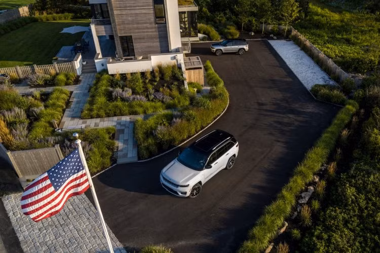 Các tính năng an toàn tiêu chuẩn khác gồm: Hỗ trợ giữ làn đường chủ động, Cảnh báo lệch làn, Cảm biến đỗ xe phía sau,... Sức mạnh của Grand Cherokee 2022 được cung cấp bởi động cơ Pentastar V6 3.6 lít sản sinh công suất 290 mã lực và momen xoắn 348 Nm. Kết hợp với hộp số tự động 8 cấp, truyền lực tới bánh sau. Tùy chọn dẫn động 4 bánh bán thời gian có giá 2.000 USD.