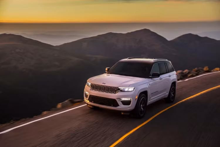 Jeep Grand Cherokee 2022 sẽ lên kệ tại Mỹ từ quý IV năm nay và tiếp theo đó là phiên bản hybrid Grand Cherokee 4xe vào đầu năm sau. Thị trường Việt Nam hứa hẹn cũng sẽ chào đón mẫu xe SUV cao cấp này trong thời gian sắp tới. Jeep Grand Cherokee được định vị ở phân khúc xe SUV 3 hàng ghế cỡ trung. Tại thị trường Bắc Mỹ, Jeep Grand Cherokee cạnh tranh trực tiếp với các mẫu xe như Ford Explorer, Mazda CX-9, Toyota Highlander, Kia Telluride hay Hyundai Palisade.