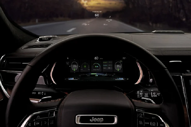 Nội thất Jeep Grand Cherokee Laredo 2022 mới trang bị màn hình lái kỹ thuật số 10,25 inch và màn hình trung tâm Uconnect 5 8,4 inch. Ghế ngồi được bọc da và vải cao cấp, ghế lái chỉnh điện 8 hướng. Các trang bị nổi bật khác gồm: điều hòa tự động 2 vùng, khóa/mở cửa thụ động, lẫy chuyển số,...