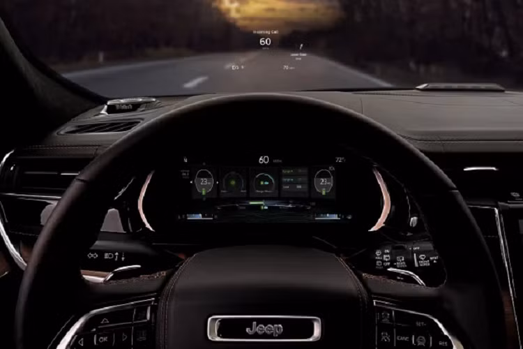 Nội thất Jeep Grand Cherokee Laredo 2022 mới trang bị màn hình lái kỹ thuật số 10,25 inch và màn hình trung tâm Uconnect 5 8,4 inch. Ghế ngồi được bọc da và vải cao cấp, ghế lái chỉnh điện 8 hướng. Các trang bị nổi bật khác gồm: điều hòa tự động 2 vùng, khóa/mở cửa thụ động, lẫy chuyển số,...