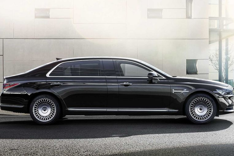 Giống như bản thường, Genesis G90 Limousine được trang bị động cơ V8 5.0L kết hợp hộp số tự động 8 cấp, cho công suất tối đa 420 mã lực và mô-men xoắn cực đại 504 Nm. Giá xe Genesis G90 Limousine của Quốc vương Johor ở Malays sia có mức giá tương đương khoảng 3,1 tỷ đồng.