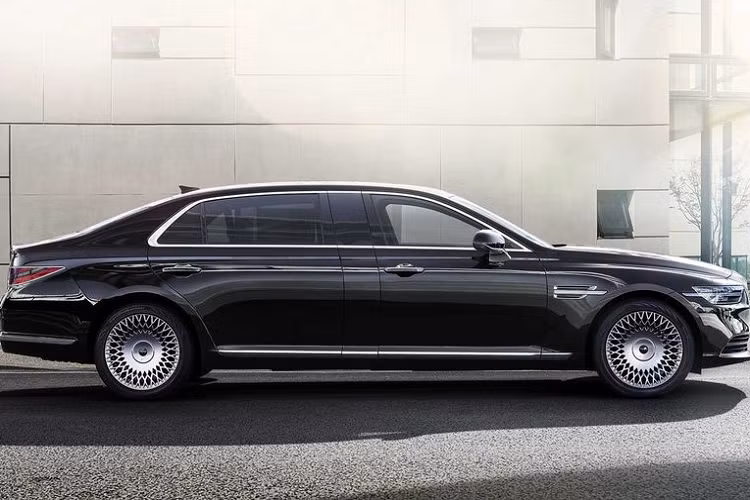 Giống như bản thường, Genesis G90 Limousine được trang bị động cơ V8 5.0L kết hợp hộp số tự động 8 cấp, cho công suất tối đa 420 mã lực và mô-men xoắn cực đại 504 Nm. Giá xe Genesis G90 Limousine của Quốc vương Johor ở Malays sia có mức giá tương đương khoảng 3,1 tỷ đồng.