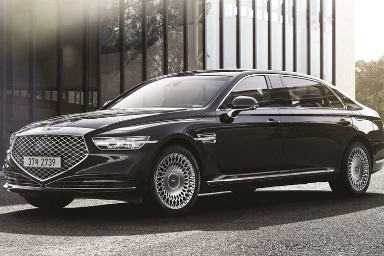 Chiếc limo siêu sang của Quốc vương Johor nổi bật với ngoại thất màu đen, lưới tản nhiệt đặc trưng của thương hiệu và đèn pha LED mỏng. Ngoài ra xe còn có nhiều chi tiết độc đáo khác vì nó được làm riêng cho Quốc vương Johor.