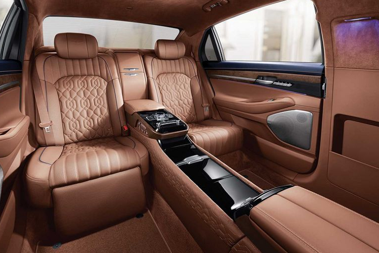 Về diện mạo, G90 Limousine cơ bản vẫn có thiết kế như G90 tiêu chuẩn, chỉ là kích thước xe được tăng lên.