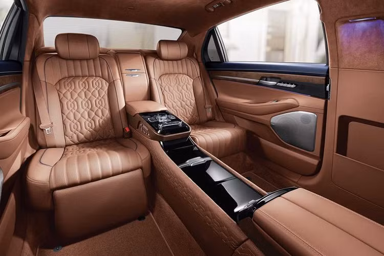 Về diện mạo, G90 Limousine cơ bản vẫn có thiết kế như G90 tiêu chuẩn, chỉ là kích thước xe được tăng lên.