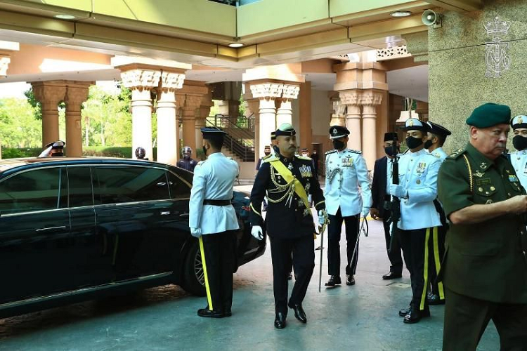 Mẫu xe sang Genesis G90 Limousine có chiều dài tổng thể 5.945 mm và trục cơ sở dài 3.450 mm, hơn đáng kể so với BMW 7 Series (dài 5.260 mm và có trục cơ sở 3.210 mm).