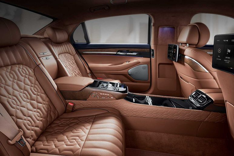 Nhờ kích thước ấn tượng, không gian bên trong chiếc limo Hàn Quốc rất rộng rãi, cung cấp sự thoải mái tối ưu cho người ngồi phía sau - chính là Quốc vương Johor.