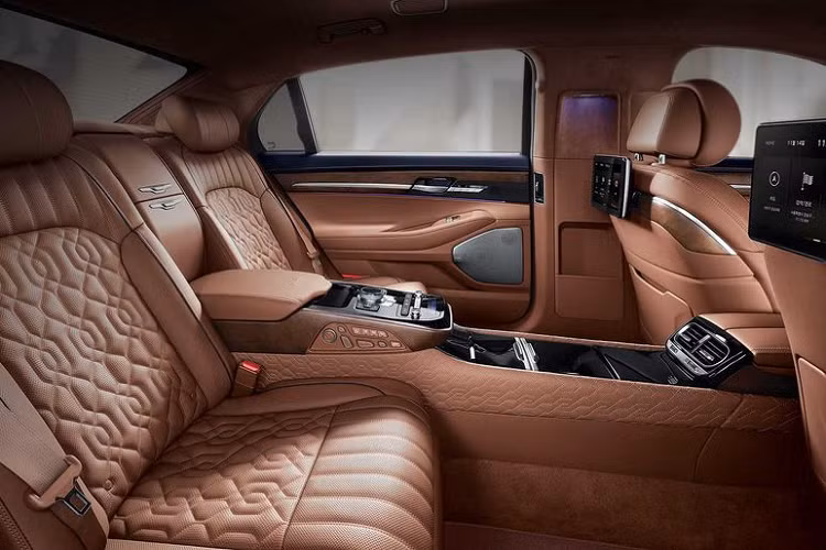 Nhờ kích thước ấn tượng, không gian bên trong chiếc limo Hàn Quốc rất rộng rãi, cung cấp sự thoải mái tối ưu cho người ngồi phía sau - chính là Quốc vương Johor.