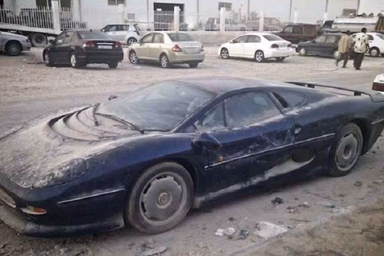 Được sản xuất từ năm 1992 đến năm 1994, Jaguar XJ220 có số lượng khá hạn chế - khoảng 282 xe. Một trong số đó bị bắt gặp tại một bãi xe công cộng ở Dubai. Với tốc độ tối đa lên đến 341 km/h, XJ220 từng là siêu xe nhanh nhất thế giới trong giai đoạn 1992-1993. Ảnh: cartoq.