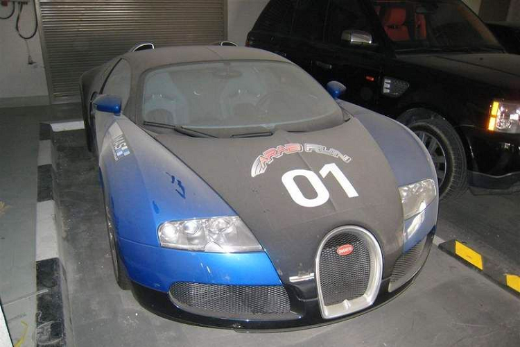 Nếu Enzo là siêu xe hàng hiếm có giá ngất ngưởng thì việc sở hữu chiếc Bugatti càng khó khăn hơn. Bạn phải được hãng siêu xe Pháp "duyệt" trước khi ký hợp đồng mua bán. Chiếc Veyron trong ảnh bị phủ đầy bụi nhưng tình trạng còn khá mới. Có vẻ như siêu xe này chưa từng lăn bánh trước khi bị bỏ rơi. Ảnh: Pinterest.