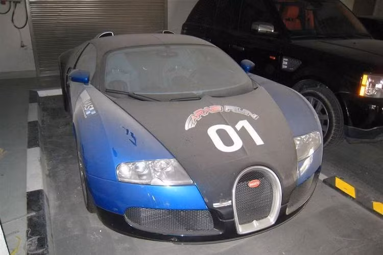 Nếu Enzo là siêu xe hàng hiếm có giá ngất ngưởng thì việc sở hữu chiếc Bugatti càng khó khăn hơn. Bạn phải được hãng siêu xe Pháp "duyệt" trước khi ký hợp đồng mua bán. Chiếc Veyron trong ảnh bị phủ đầy bụi nhưng tình trạng còn khá mới. Có vẻ như siêu xe này chưa từng lăn bánh trước khi bị bỏ rơi. Ảnh: Pinterest.