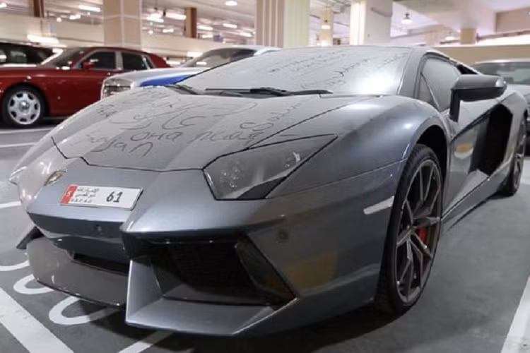Mẫu xe "đàn anh" của Gallardo - Aventador - cũng chung số phận bị bỏ đến nỗi bám đầy bụi tại sân bay Dubai. Biển kiểm soát 2 chữ số cho thấy chủ xe là người giàu có. Tại Dubai, biển càng ít chữ số thì có giá trị càng cao và thường phải thông qua bán đấu giá. Ảnh: cartoq.