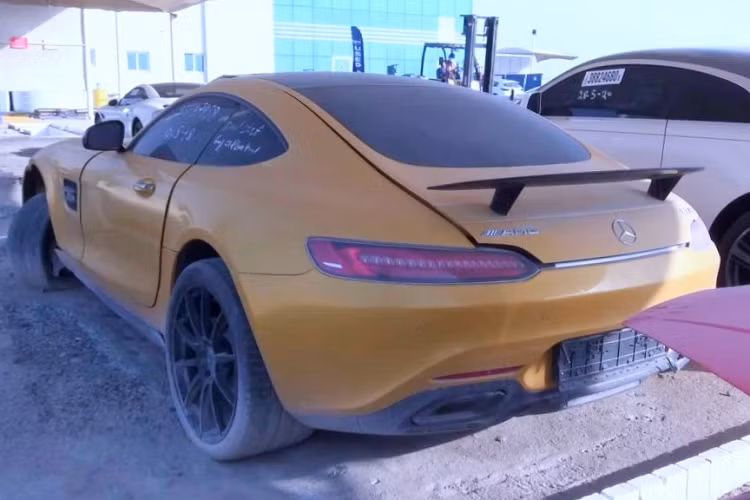 Trong vòng 20 năm qua, UAE thu hút nhiều nhà đầu tư nước ngoài đến với đất nước này. Kiếm được nhiều tiền và không phải đóng thuế thu nhập cá nhân khiến các doanh nhân vung tiền mua siêu xe. Sau cuộc khủng hoảng kinh tế năm 2008, nhiều doanh nghiệp bị phá sản và các doanh nhân phải tháo chạy khỏi UAE trước khi phải đi tù. Do đó, họ không có thời gian thanh lý tài sản, trong đó có những chiếc siêu xe. Ảnh: Pinterest.