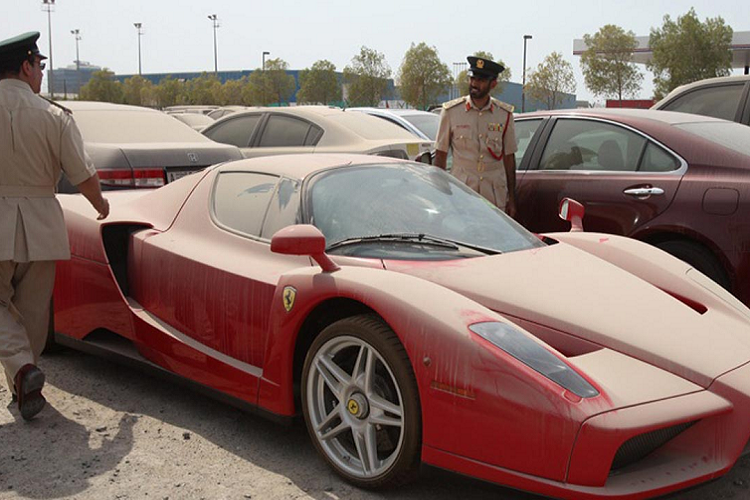 Mẫu xe bị bỏ rơi nổi tiếng nhất UAE có lẽ là chiếc Ferrari Enzo siêu hiếm. Đối với fan siêu xe trên khắp thế giới, Ferrari Enzo là một huyền thoại. Có khoảng 400 chiếc Enzo được sản xuất trong giai đoạn 2002-2004 với giá xuất xưởng khoảng 650.000 USD (tương đương 900.000 USD ở thời điểm hiện tại). Biểu tượng của Ferrari có giá rẻ nhất là 2,5 triệu USD trên thị trường xe cũ. Ảnh: Auto Evolution.