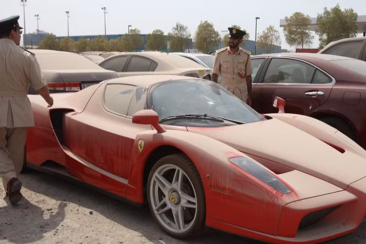 Mẫu xe bị bỏ rơi nổi tiếng nhất UAE có lẽ là chiếc Ferrari Enzo siêu hiếm. Đối với fan siêu xe trên khắp thế giới, Ferrari Enzo là một huyền thoại. Có khoảng 400 chiếc Enzo được sản xuất trong giai đoạn 2002-2004 với giá xuất xưởng khoảng 650.000 USD (tương đương 900.000 USD ở thời điểm hiện tại). Biểu tượng của Ferrari có giá rẻ nhất là 2,5 triệu USD trên thị trường xe cũ. Ảnh: Auto Evolution.