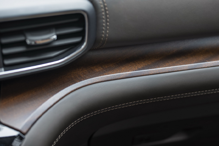 Các bộ phận như vô-lăng, bảng táp lô được ốp gỗ Sapele trong khi một số chi tiết khác được bọc da thật.